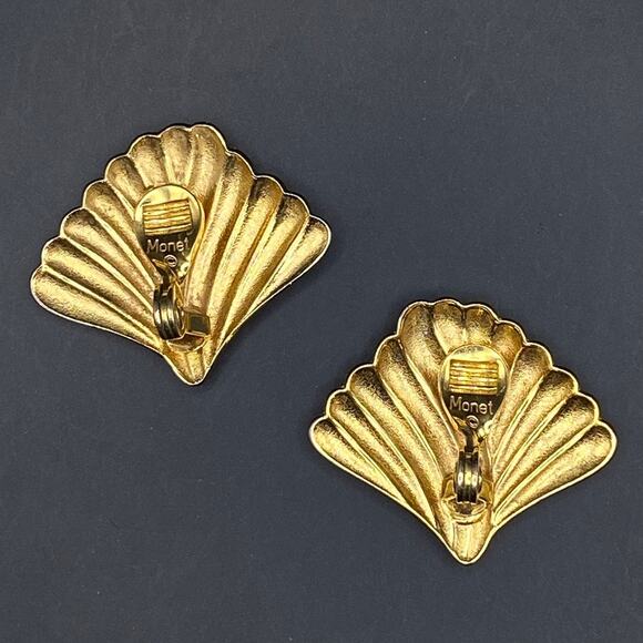 Vintage MONET Fan Sea Shell Earrings Clip On Shiny Gold Tone Classic - Picture 4 of 7